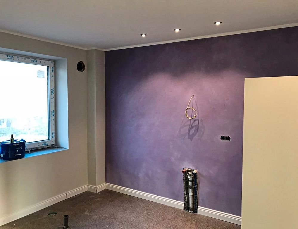 lila Wand verkabelt