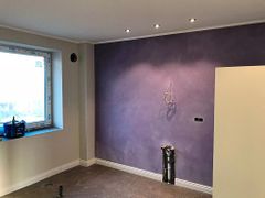 lila Wand verkabelt